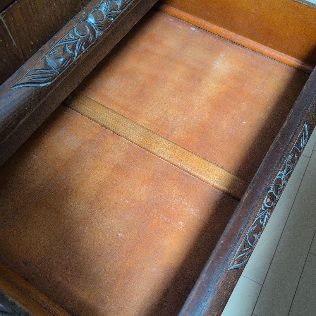 アンティークな木製輸入キャビネット