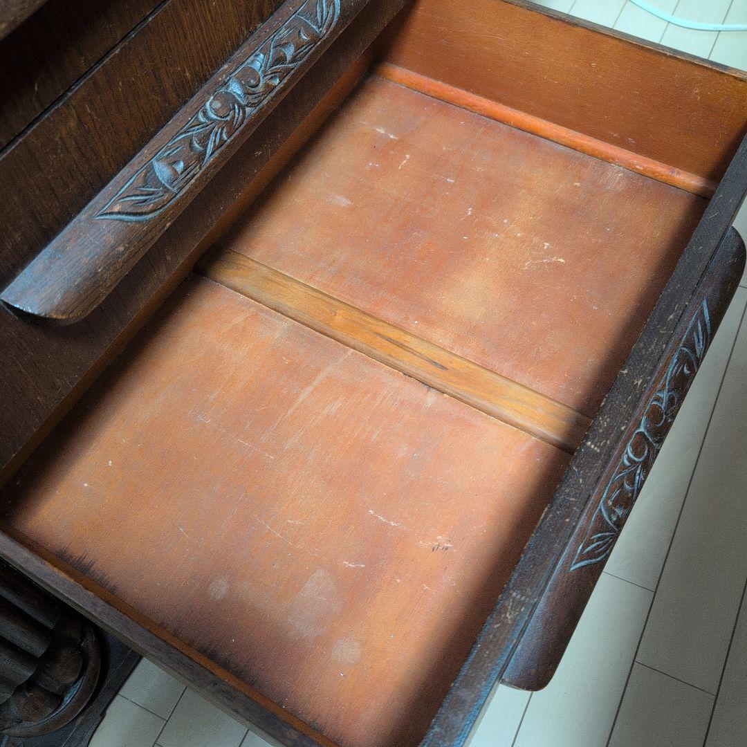 アンティークな木製輸入キャビネット