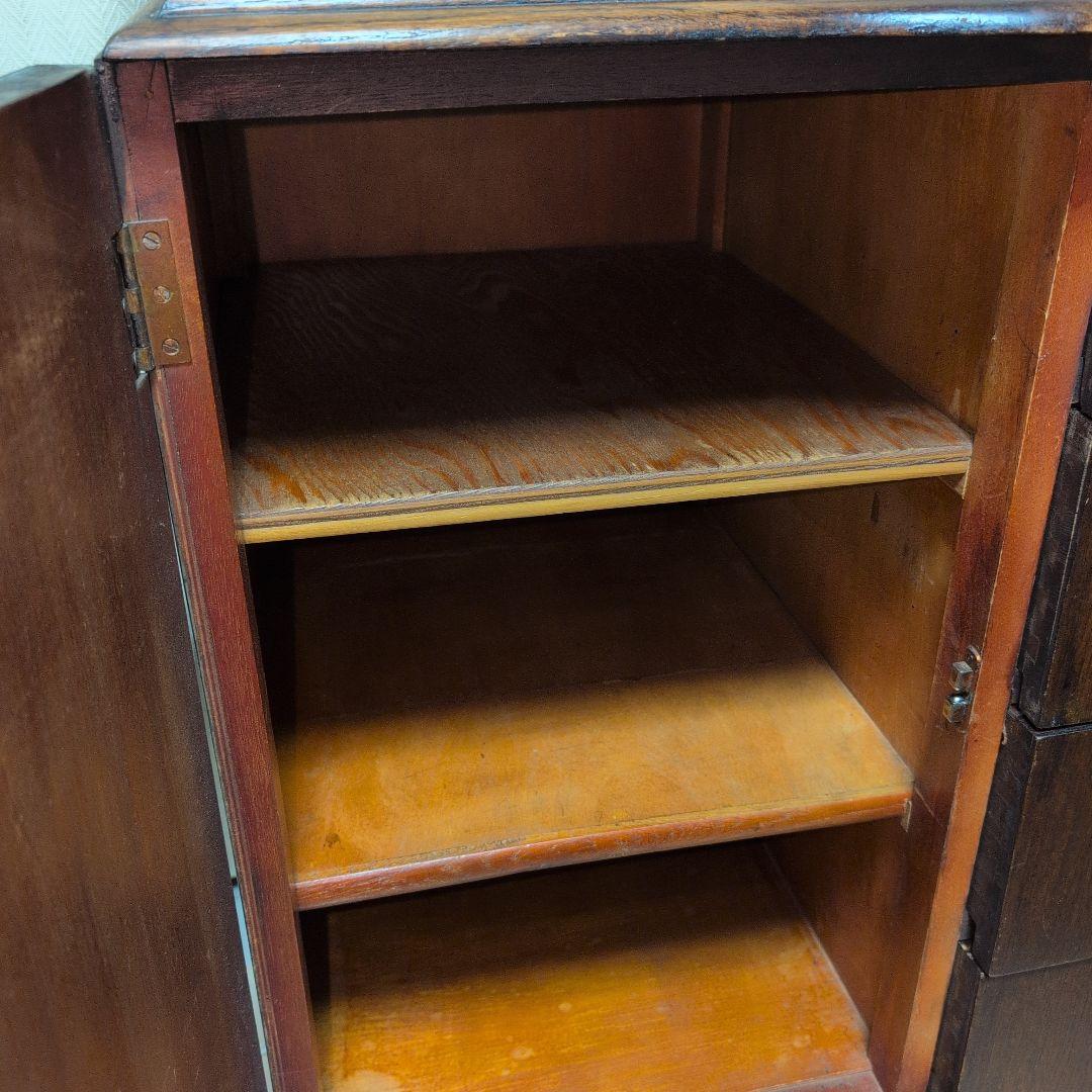 アンティークな木製輸入キャビネット