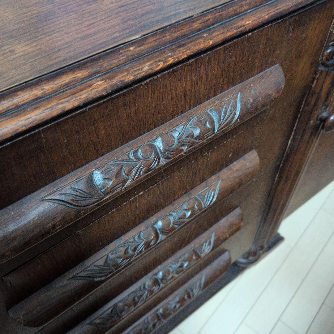 アンティークな木製輸入キャビネット