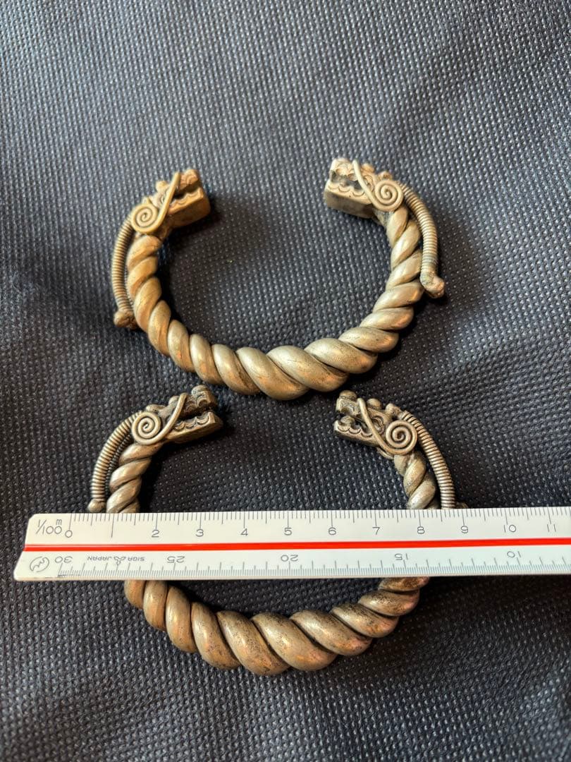 中国古美術品　銀の腕輪　バングル　龍文彫刻　234g