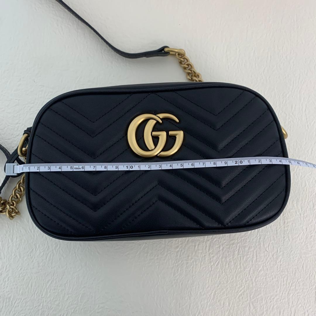 ブラックのキルティングレザーで、ゴールドの金具がアクセントのショルダーバッグ