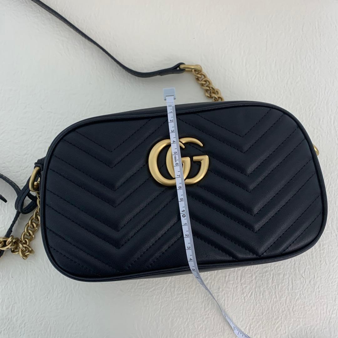 ブラックのキルティングレザーで、ゴールドの金具がアクセントのショルダーバッグ