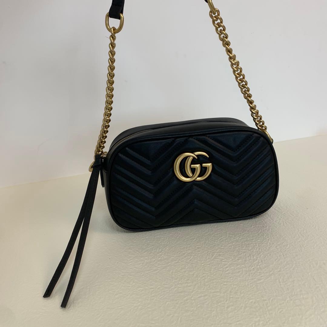 ブラックのキルティングレザーで、ゴールドの金具がアクセントのショルダーバッグ