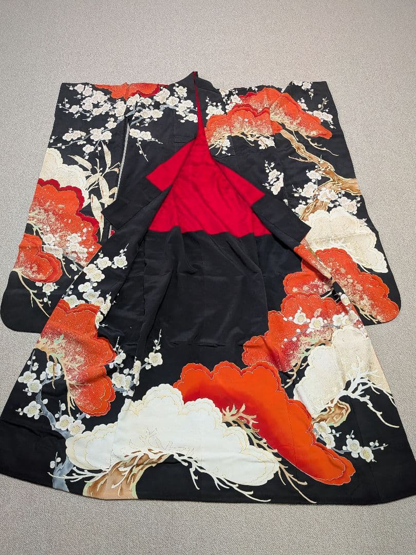 アンティーク黒引き振袖　豪快な松竹梅　＆アンティーク赤振袖長襦袢
