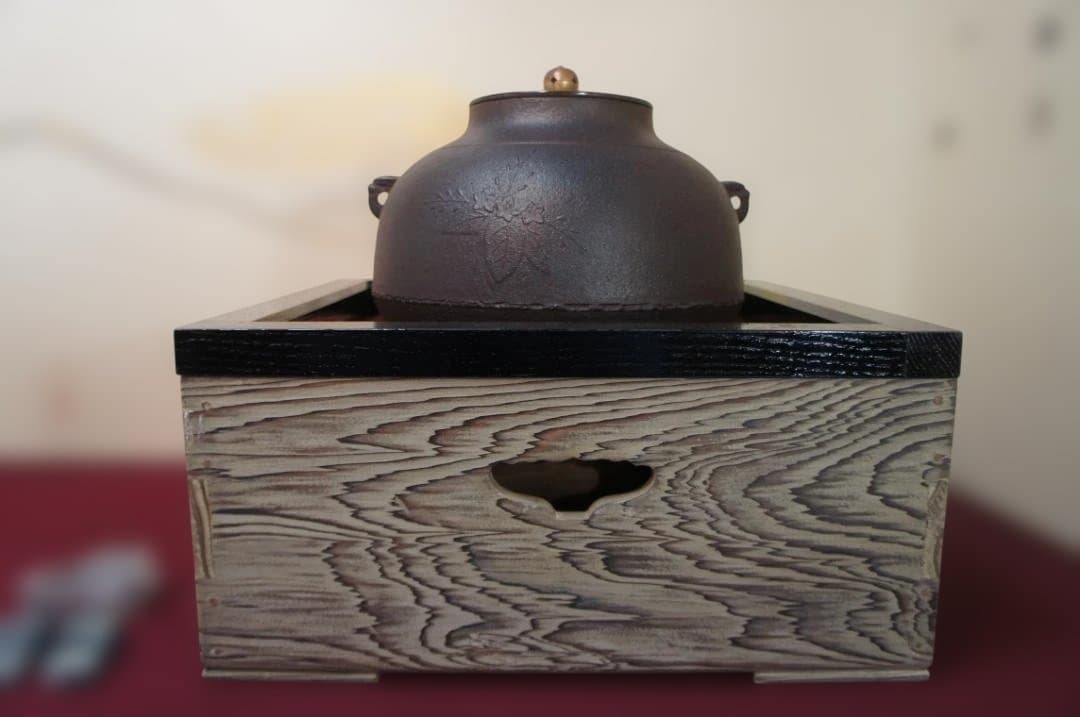 ☆焼杉置炉 国宝敬典 桐地紋真形釜釜鐶 置炉用600w炭型電熱器送料込み