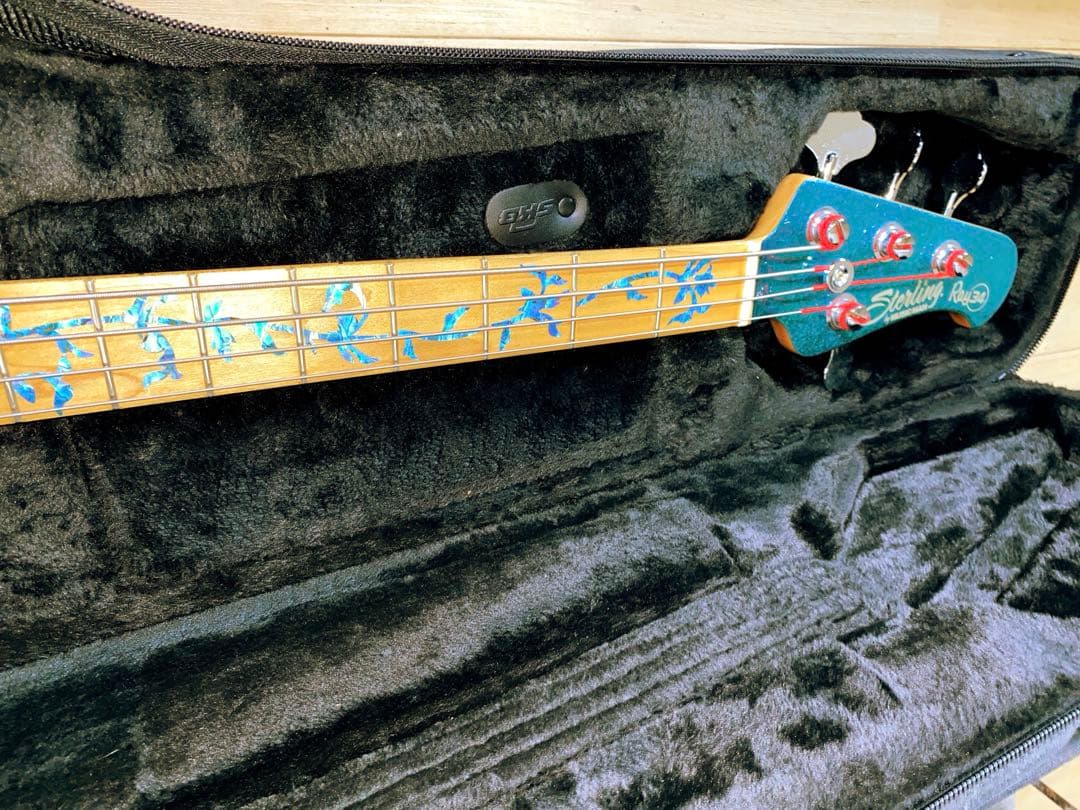 ベース Musicman RAY34 Blue Sparkle Sterling
