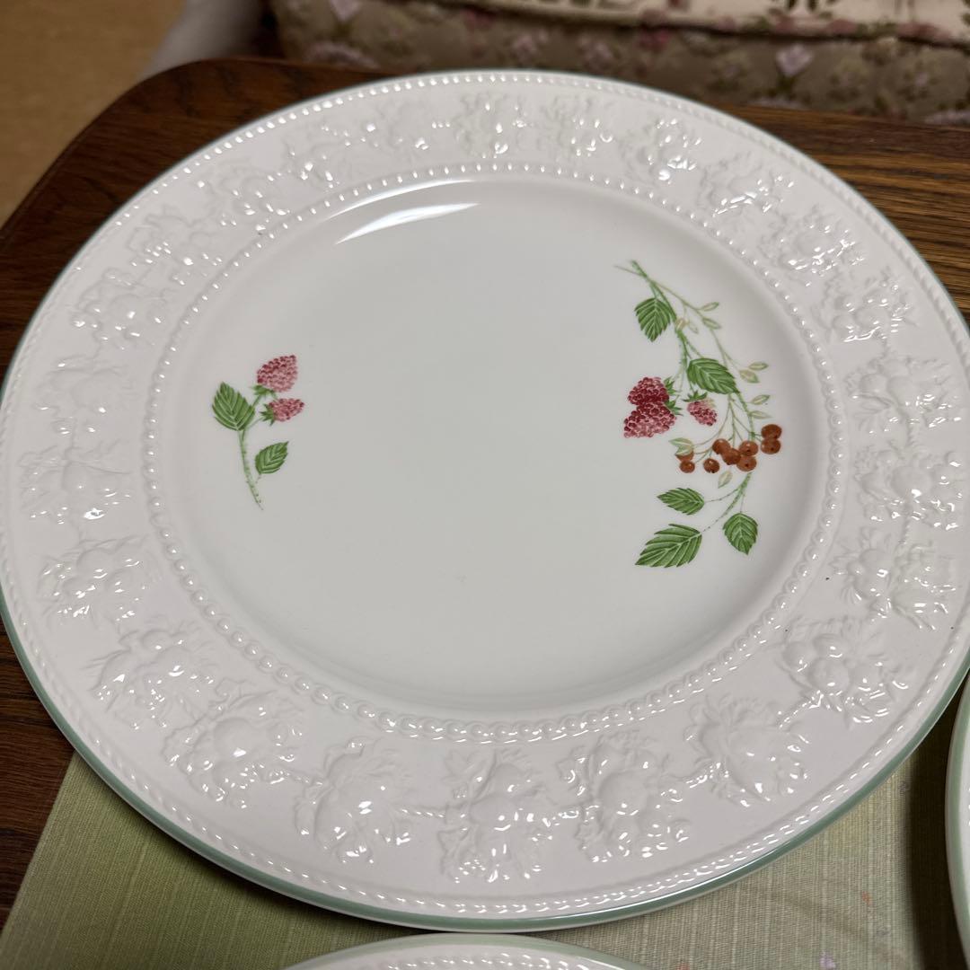 ウェッジウッド　フェスティビティ　ラズベリー　トリオセット2客　ディナープレート