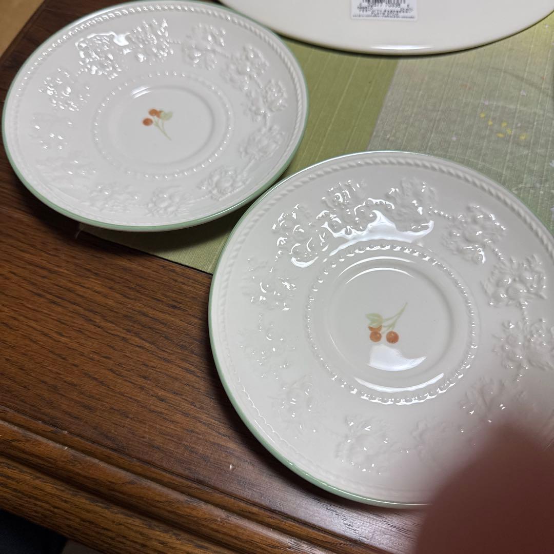 ウェッジウッド　フェスティビティ　ラズベリー　トリオセット2客　ディナープレート