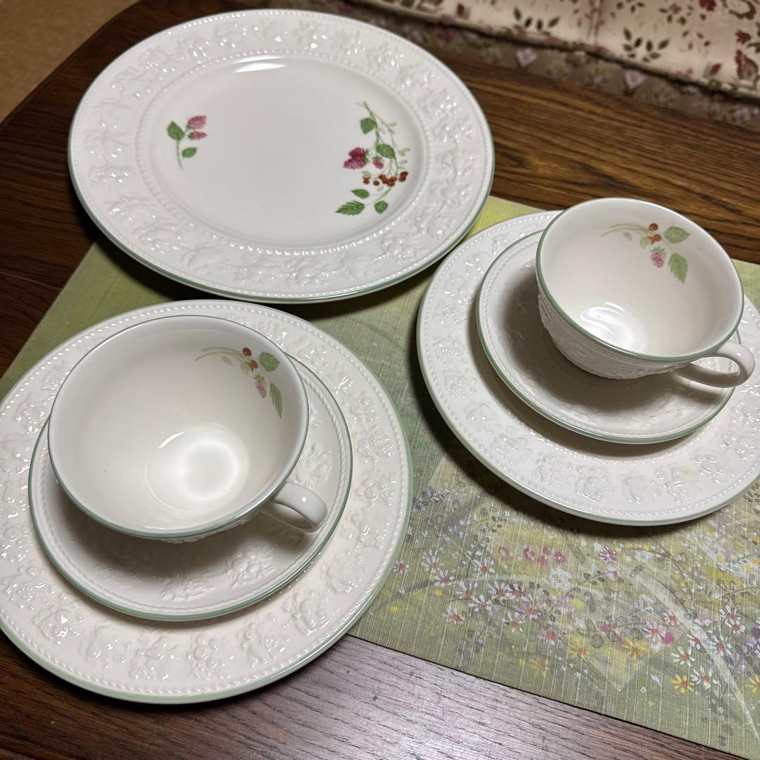 ウェッジウッド　フェスティビティ　ラズベリー　トリオセット2客　ディナープレート