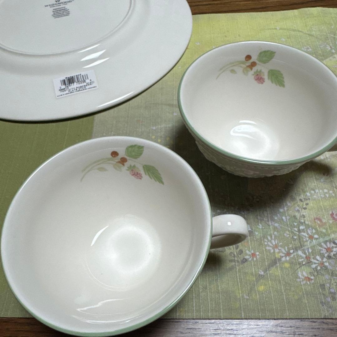 ウェッジウッド　フェスティビティ　ラズベリー　トリオセット2客　ディナープレート