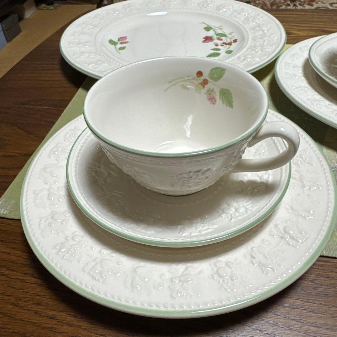 ウェッジウッド　フェスティビティ　ラズベリー　トリオセット2客　ディナープレート