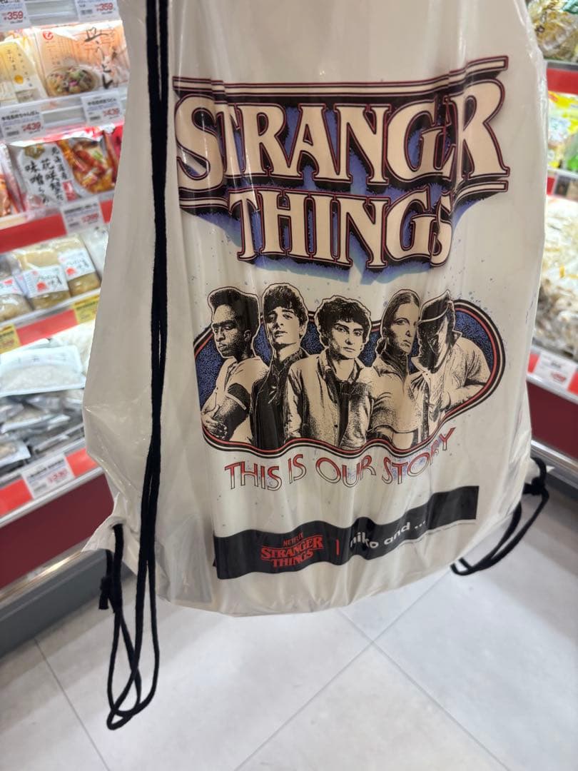 ニコアンドSTRANGER THINGS コラボ スエットプルオーバーサック付き