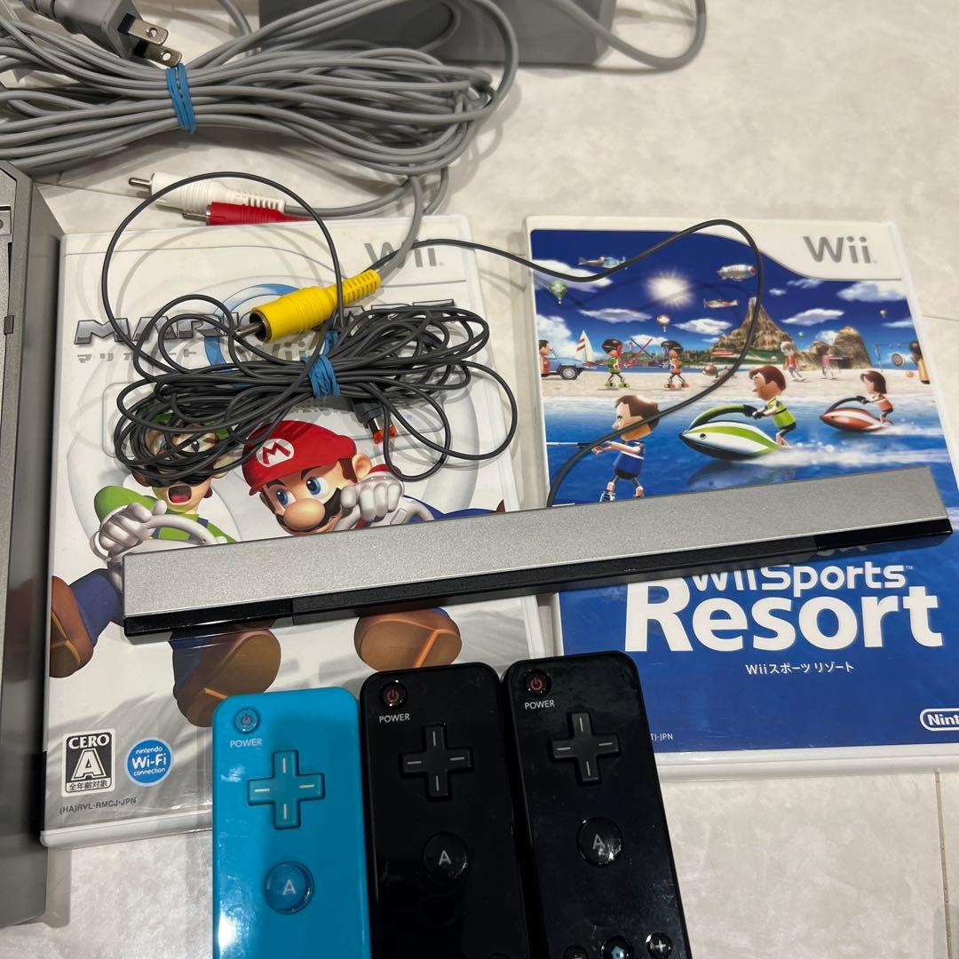 wii 本体　ソフト2つ　コントローラー3つ