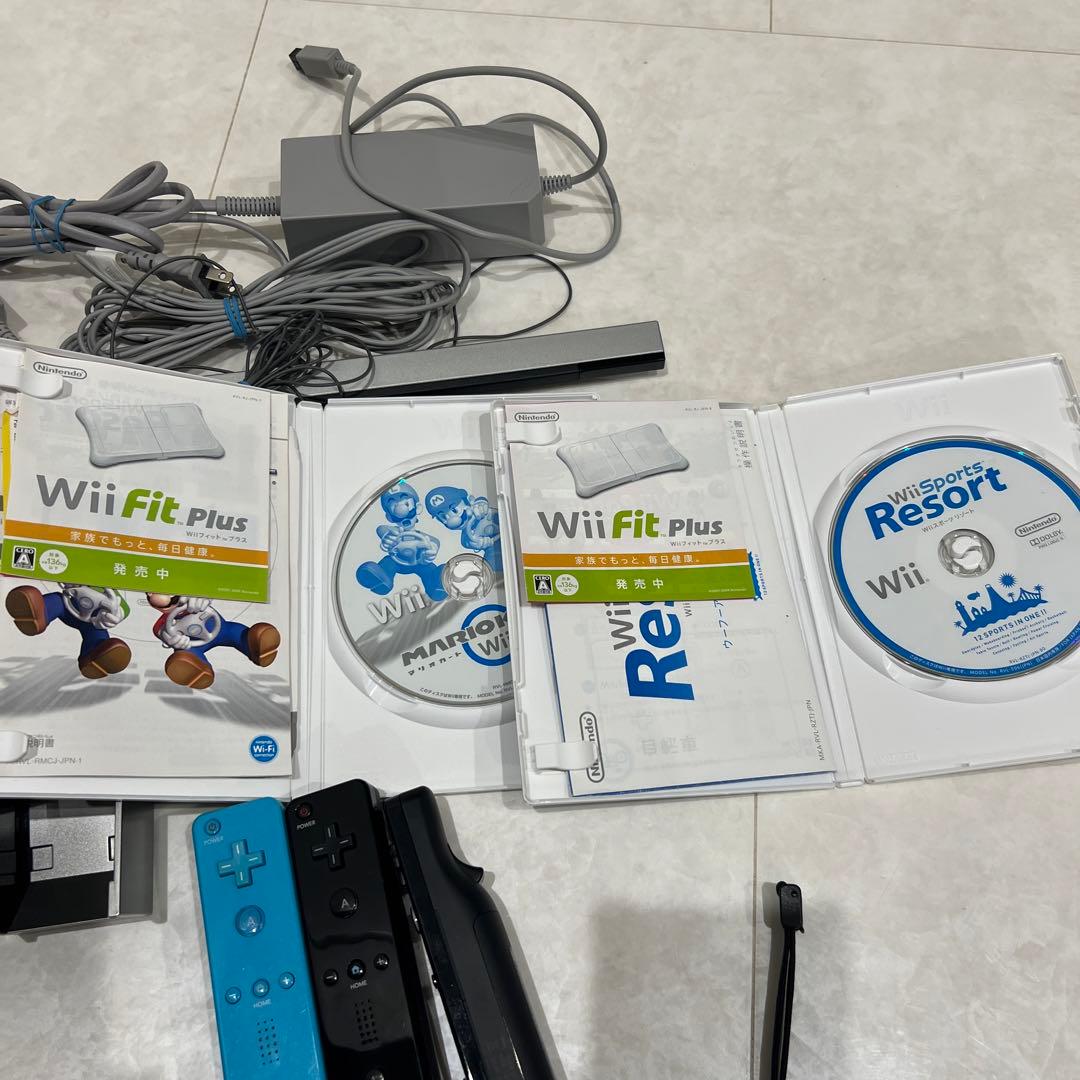 wii 本体　ソフト2つ　コントローラー3つ