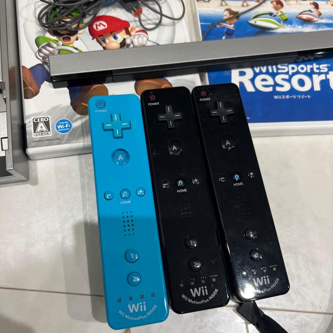 wii 本体　ソフト2つ　コントローラー3つ