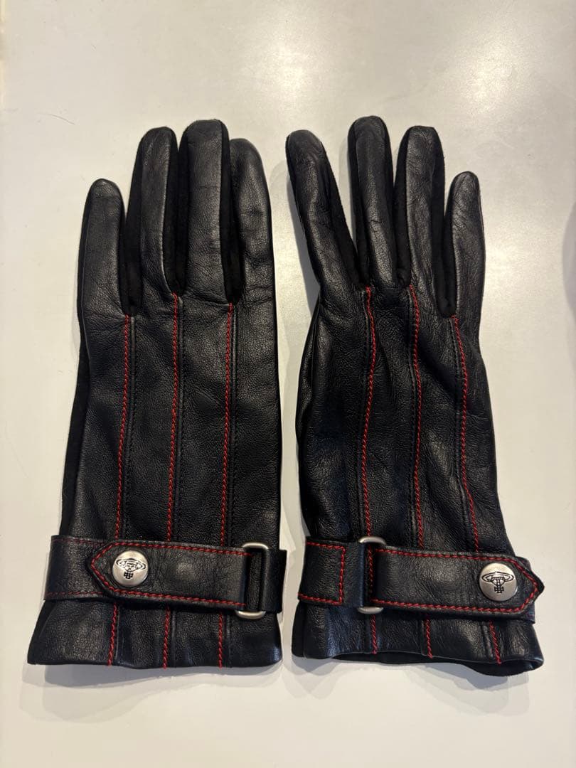 ⭐︎新品未使用⭐︎ヴィヴィアンウエストウッド黒レザー手袋赤いステッチ バックル付き