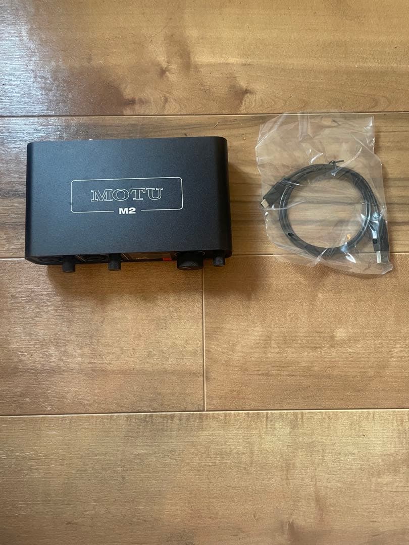 MOTU M2 オーディオインターフェイス 本体とUSBケーブル
