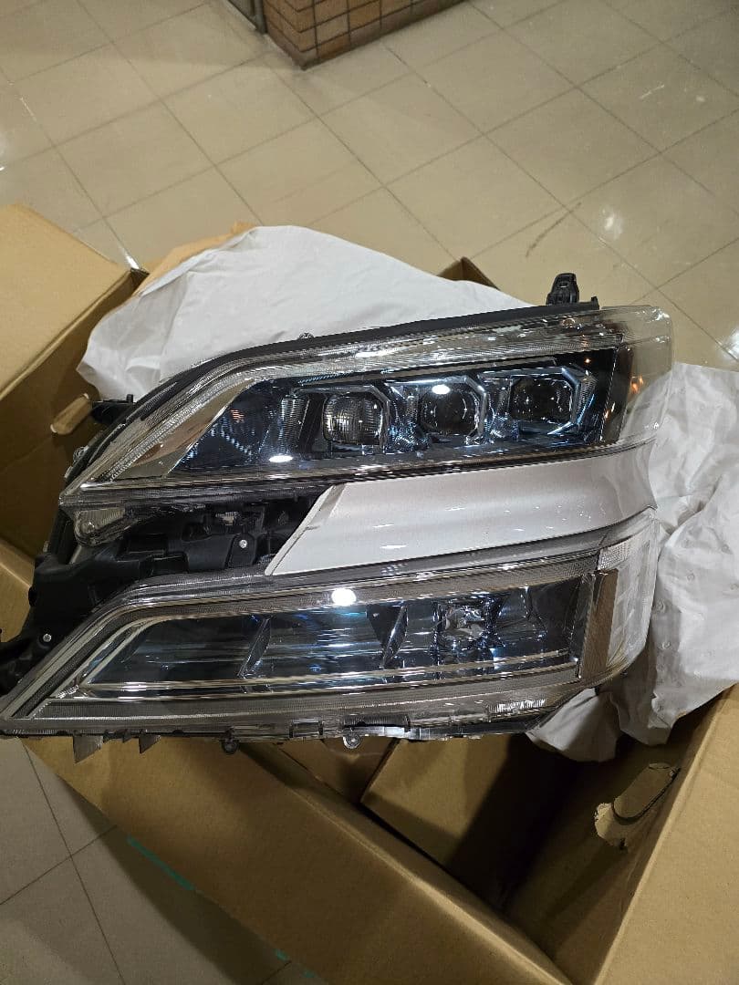 三眼左ヘッドライト　ヴェルファイア　DAA-AYH30W 　中古　手渡しOK