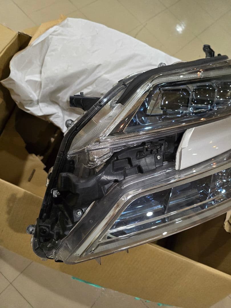 三眼左ヘッドライト　ヴェルファイア　DAA-AYH30W 　中古　手渡しOK