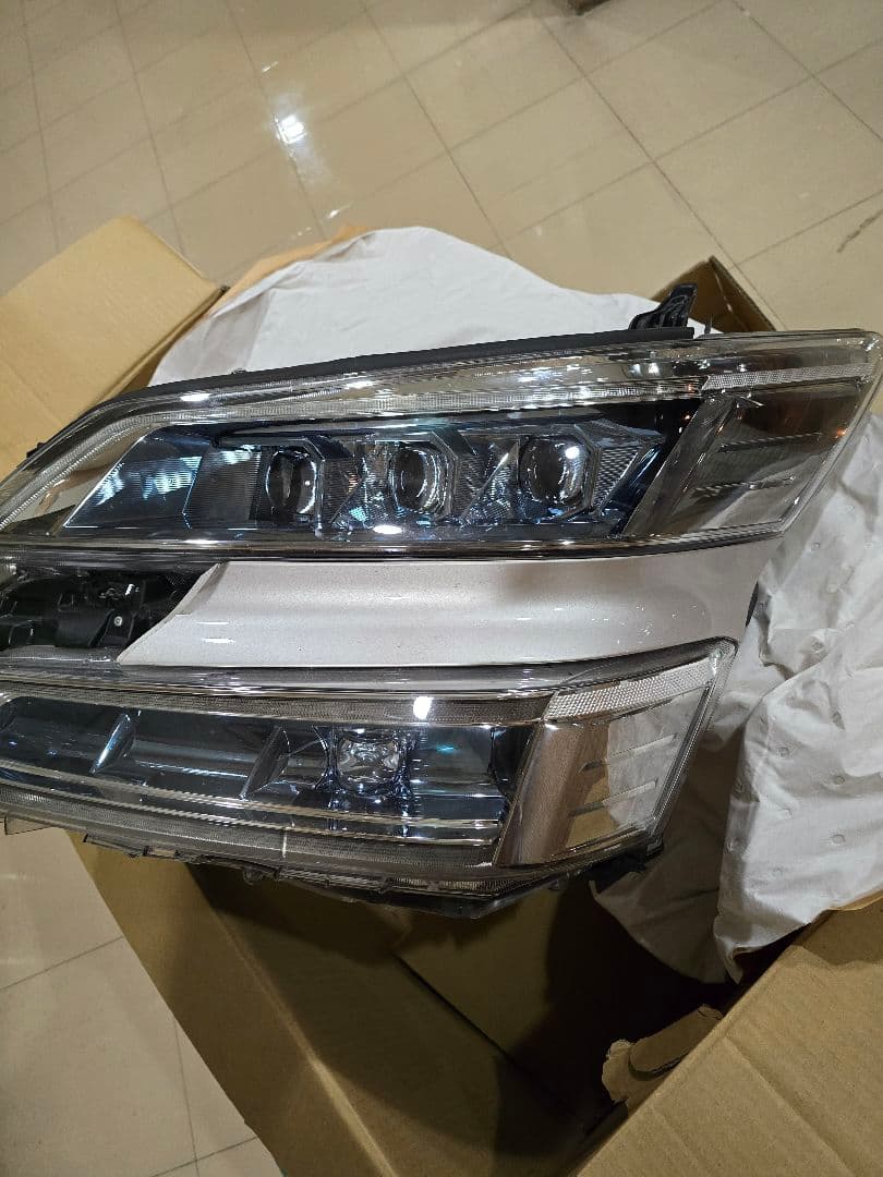 三眼左ヘッドライト　ヴェルファイア　DAA-AYH30W 　中古　手渡しOK