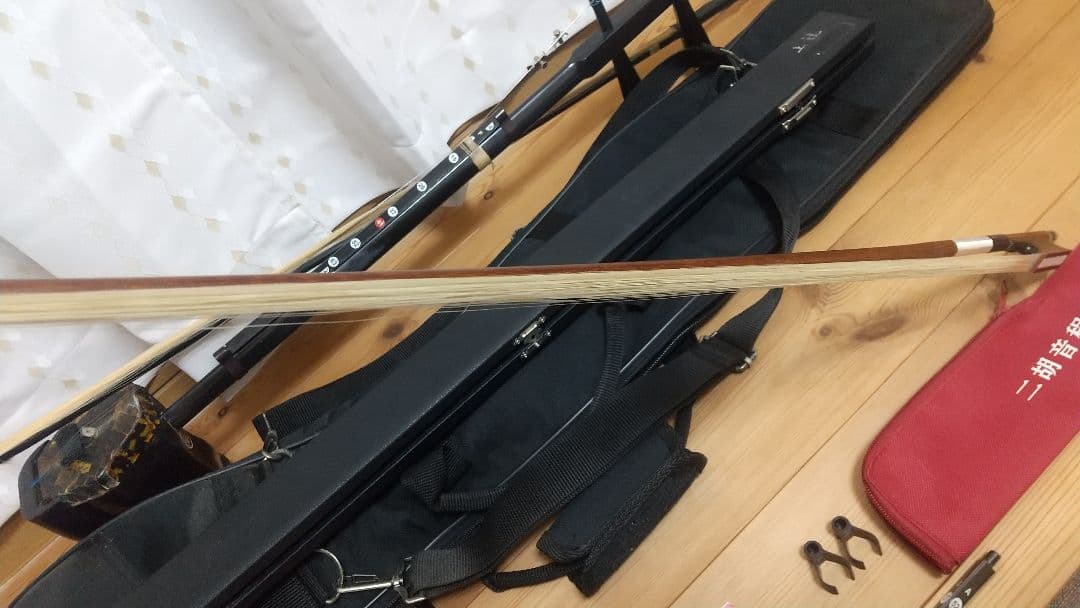 ニ胡　民族古楽器 ソフトケースと音程表示装置、替えの弓、内弦、外弦付き