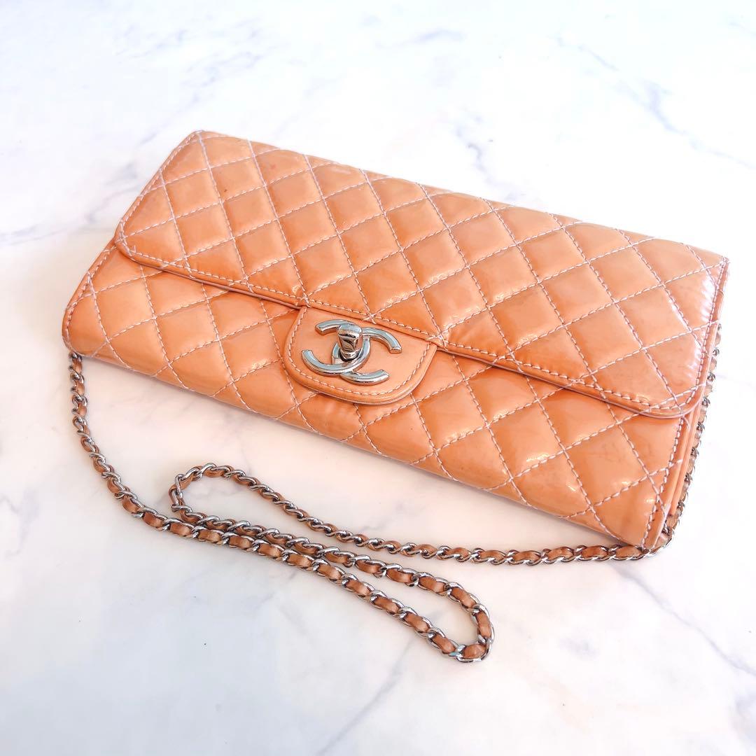 CHANEL ベージュ エナメル クラッチバッグ