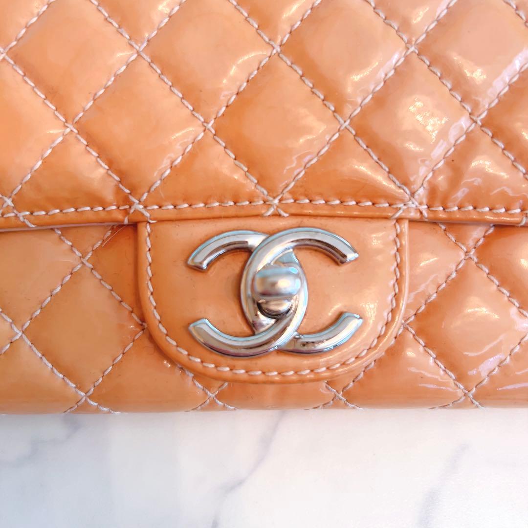 CHANEL ベージュ エナメル クラッチバッグ