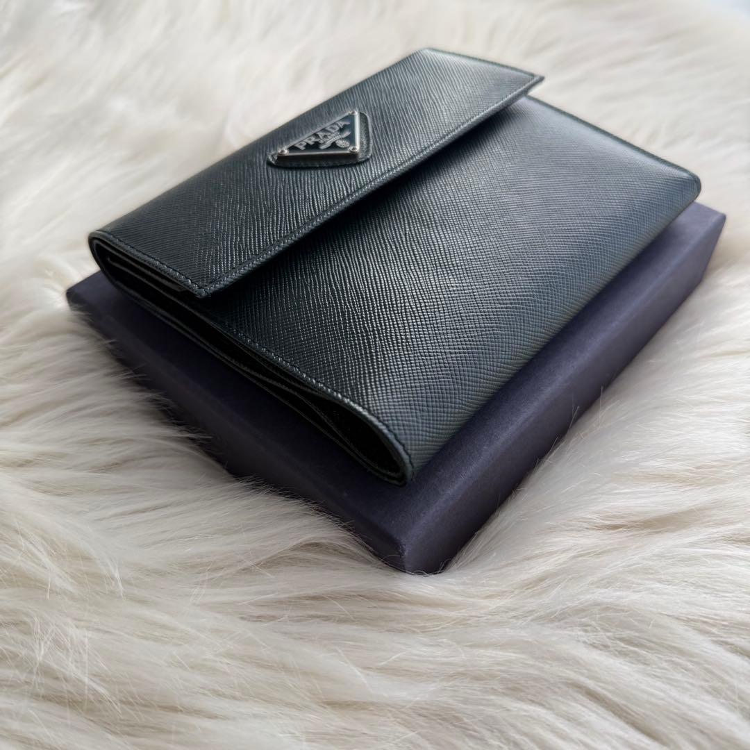プラダ サフィアーノ 三つ折り財布 ダークグリーン 三角ロゴ