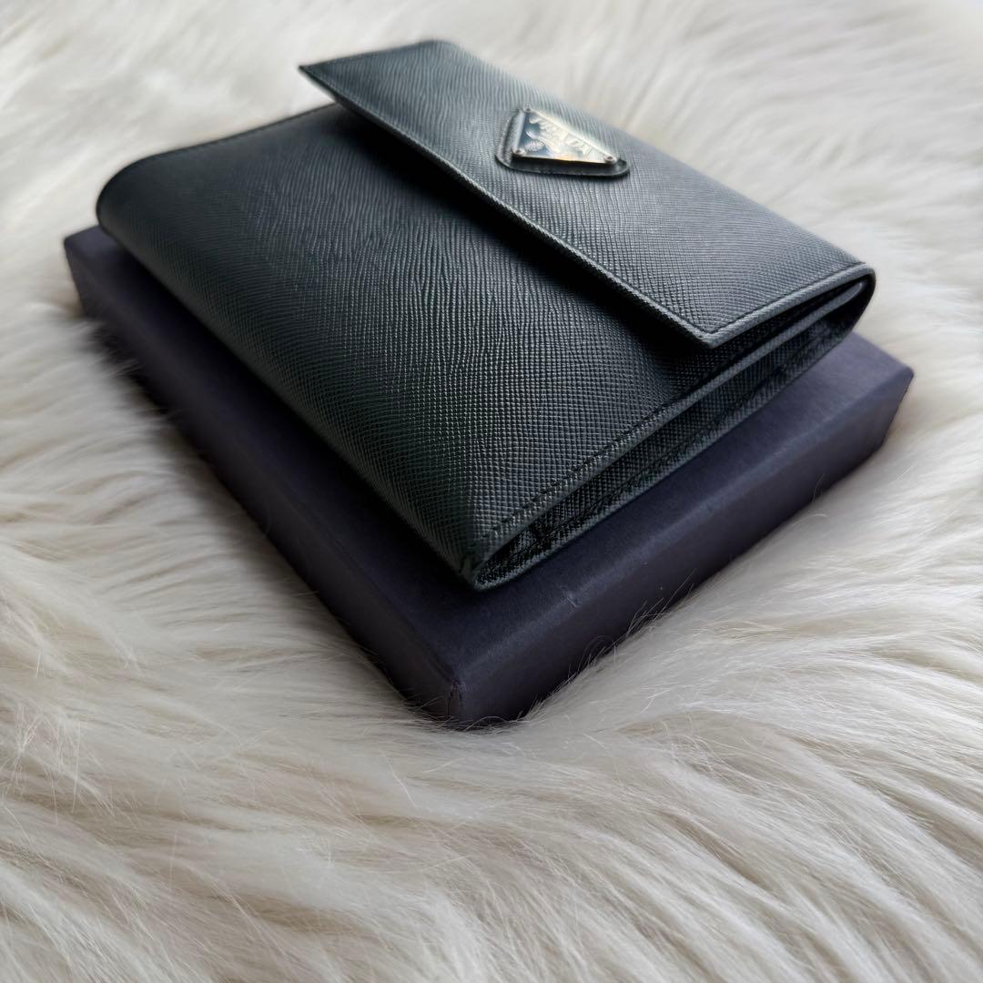 プラダ サフィアーノ 三つ折り財布 ダークグリーン 三角ロゴ