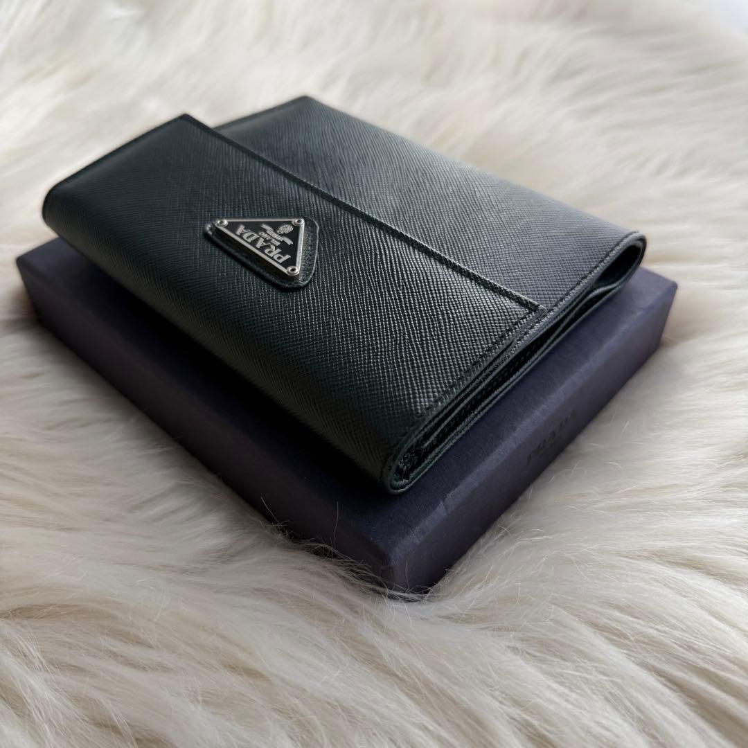 プラダ サフィアーノ 三つ折り財布 ダークグリーン 三角ロゴ