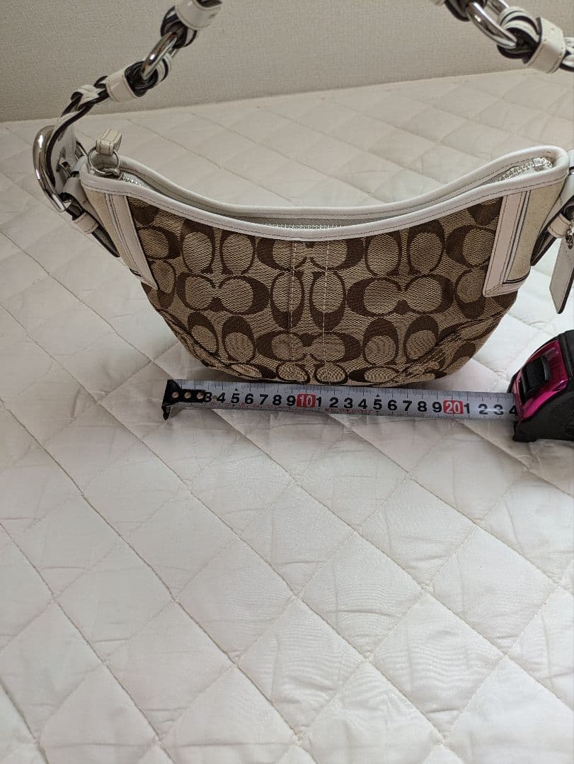 コーチcoach茶色シグネチャー模様キャンバス 半円形スモールホーボーバッグ