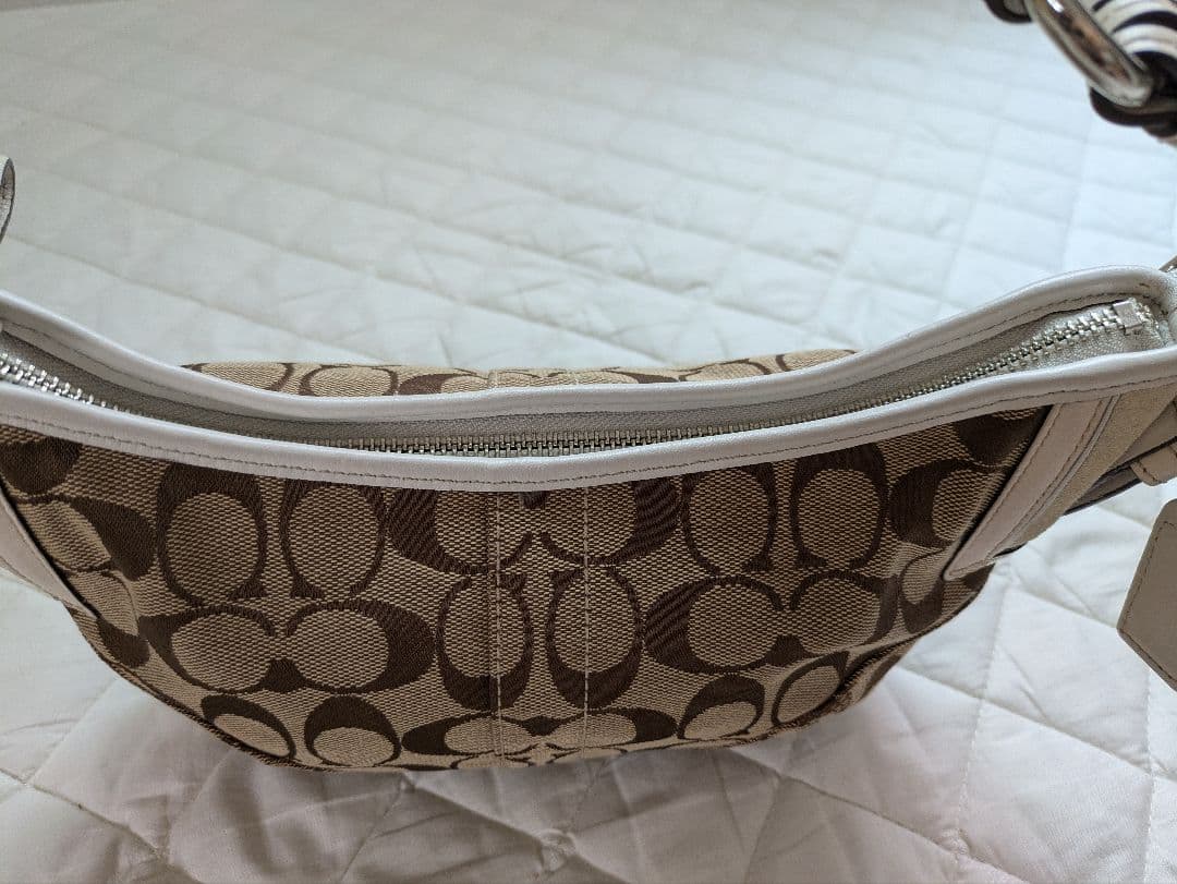 コーチcoach茶色シグネチャー模様キャンバス 半円形スモールホーボーバッグ