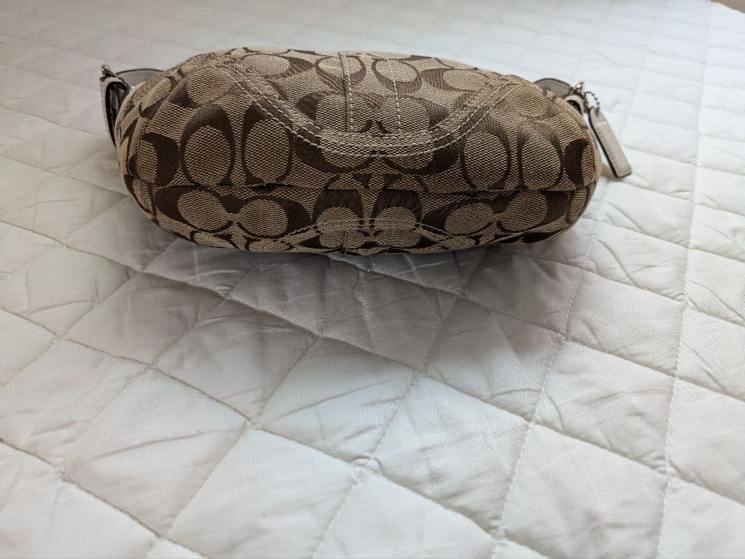 コーチcoach茶色シグネチャー模様キャンバス 半円形スモールホーボーバッグ