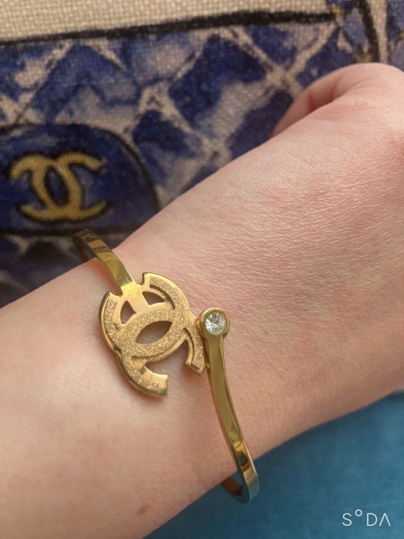CHANEL ノベルティ　ブレスレット　ゴールド　CCマーク