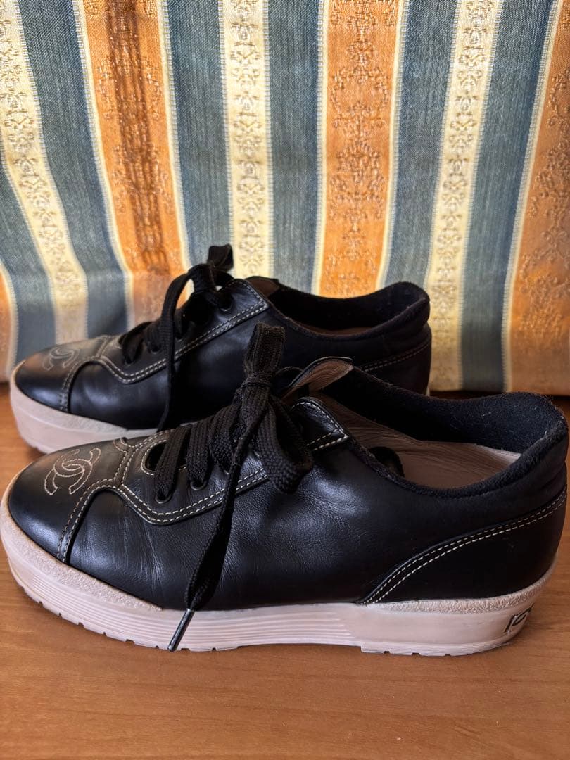 CHANEL ブラックレザー ココマークローカットスニーカー