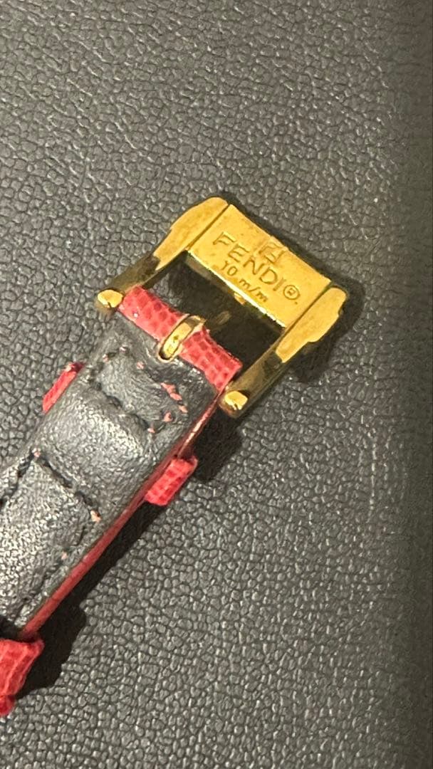 FENDI ゴールドレッドレザーバンド腕時計