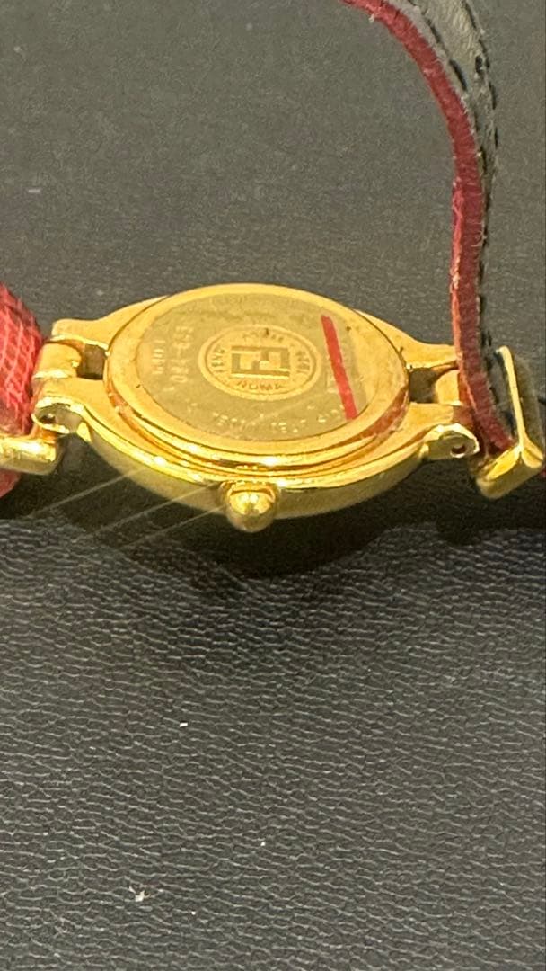 FENDI ゴールドレッドレザーバンド腕時計