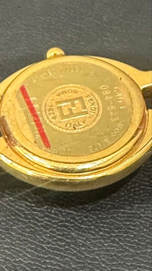 FENDI ゴールドレッドレザーバンド腕時計