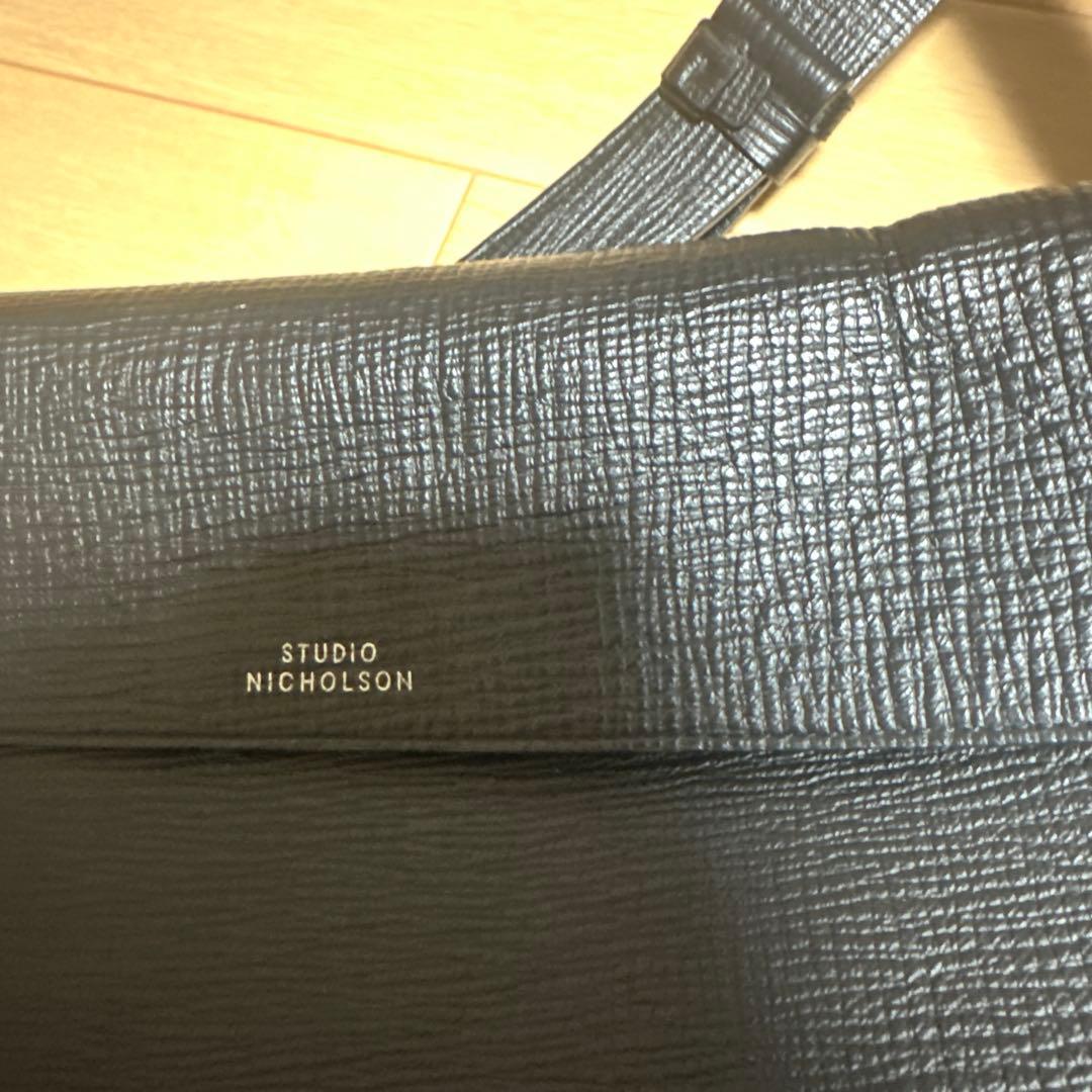 スタジオニコルソン SHIBORU LEATHER BAG IN BLACK