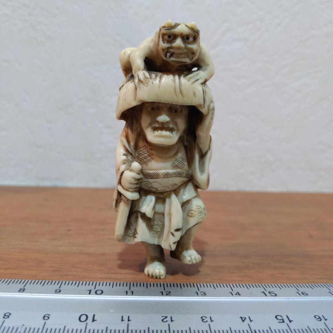 時代提物 根付 天然素材 在銘【鬼の親子】高7.7cm 横幅3.1cm 重44ｇ