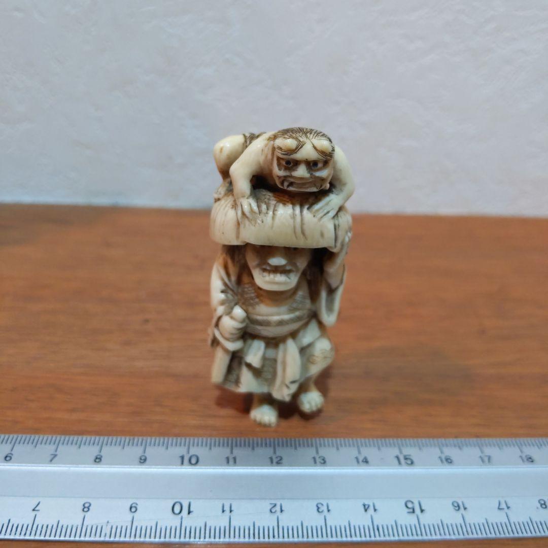 時代提物 根付 天然素材 在銘【鬼の親子】高7.7cm 横幅3.1cm 重44ｇ