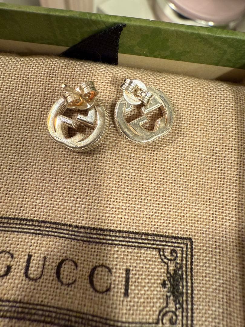 GUCCI シルバー ロゴ ピアス 箱付き