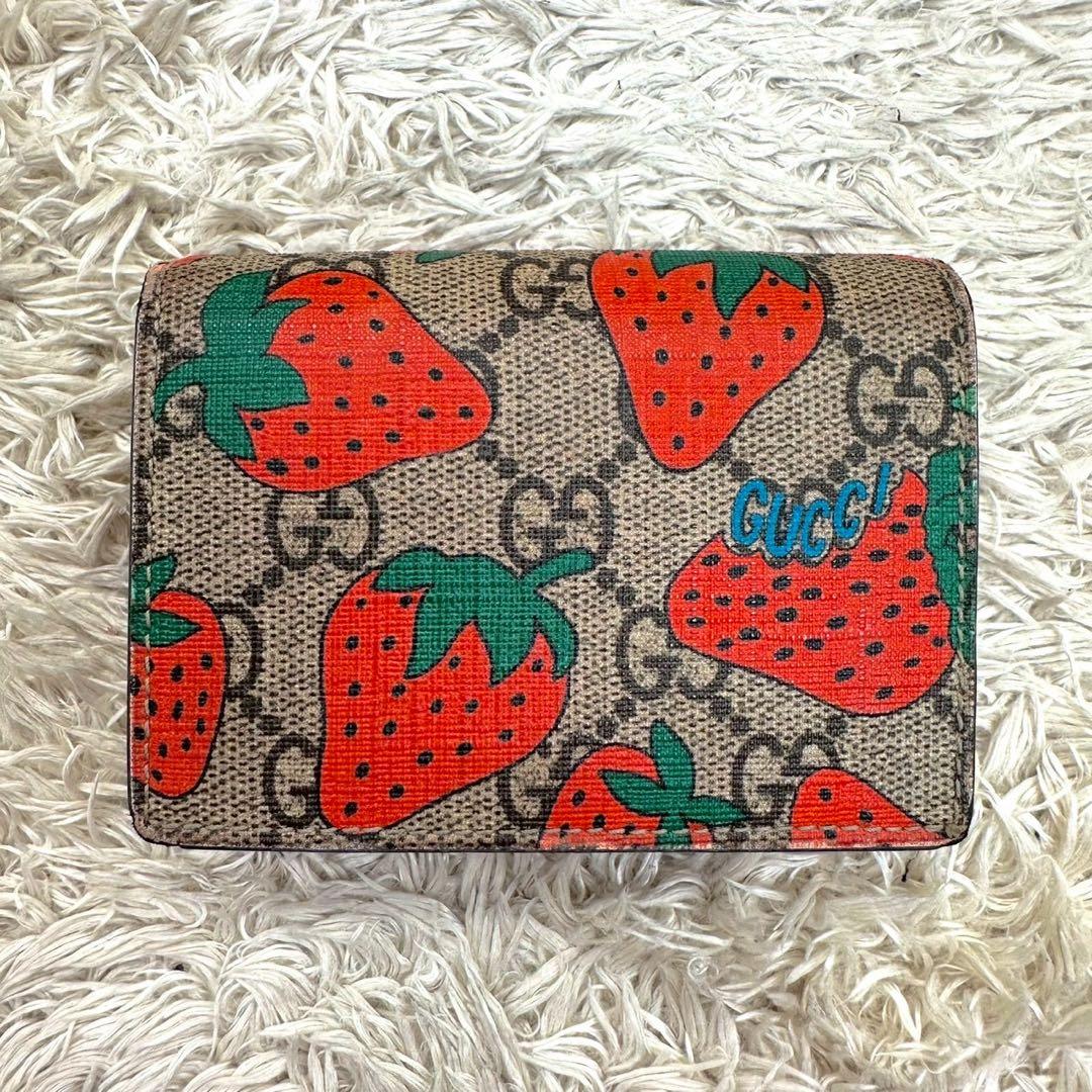 【美品】グッチ 二つ折り財布 ベージュ ピンク いちご スプリーム GG柄