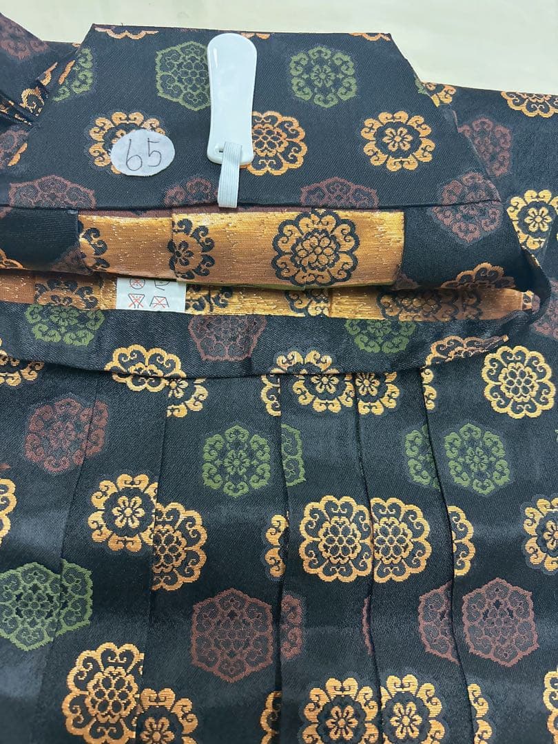 七五三 7歳男の子用7点セット。黒地に花柄の袴と草履、19.5cm