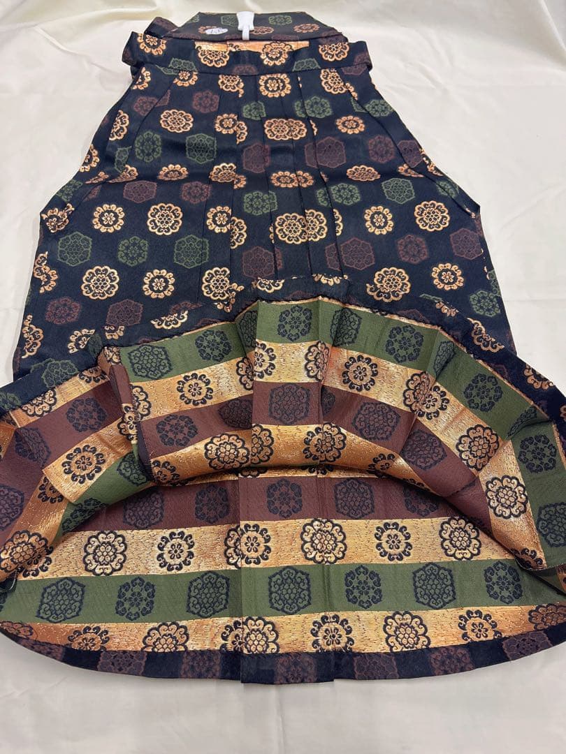 七五三 7歳男の子用7点セット。黒地に花柄の袴と草履、19.5cm