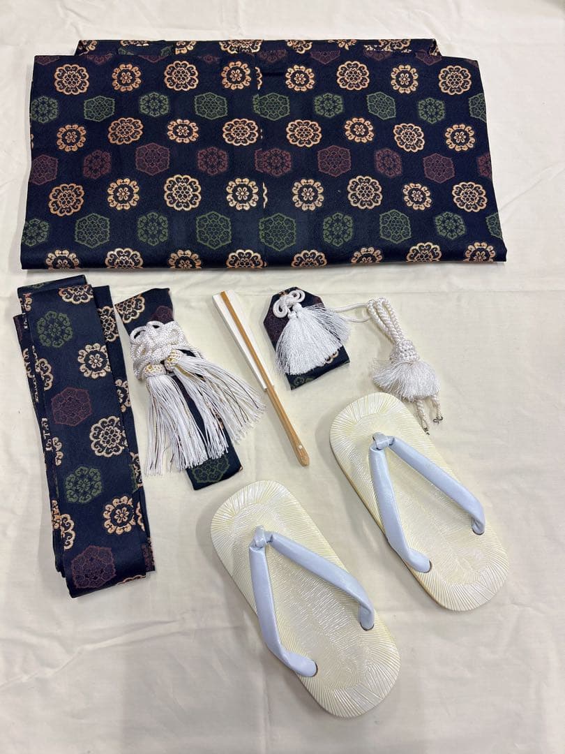 七五三 7歳男の子用7点セット。黒地に花柄の袴と草履、19.5cm