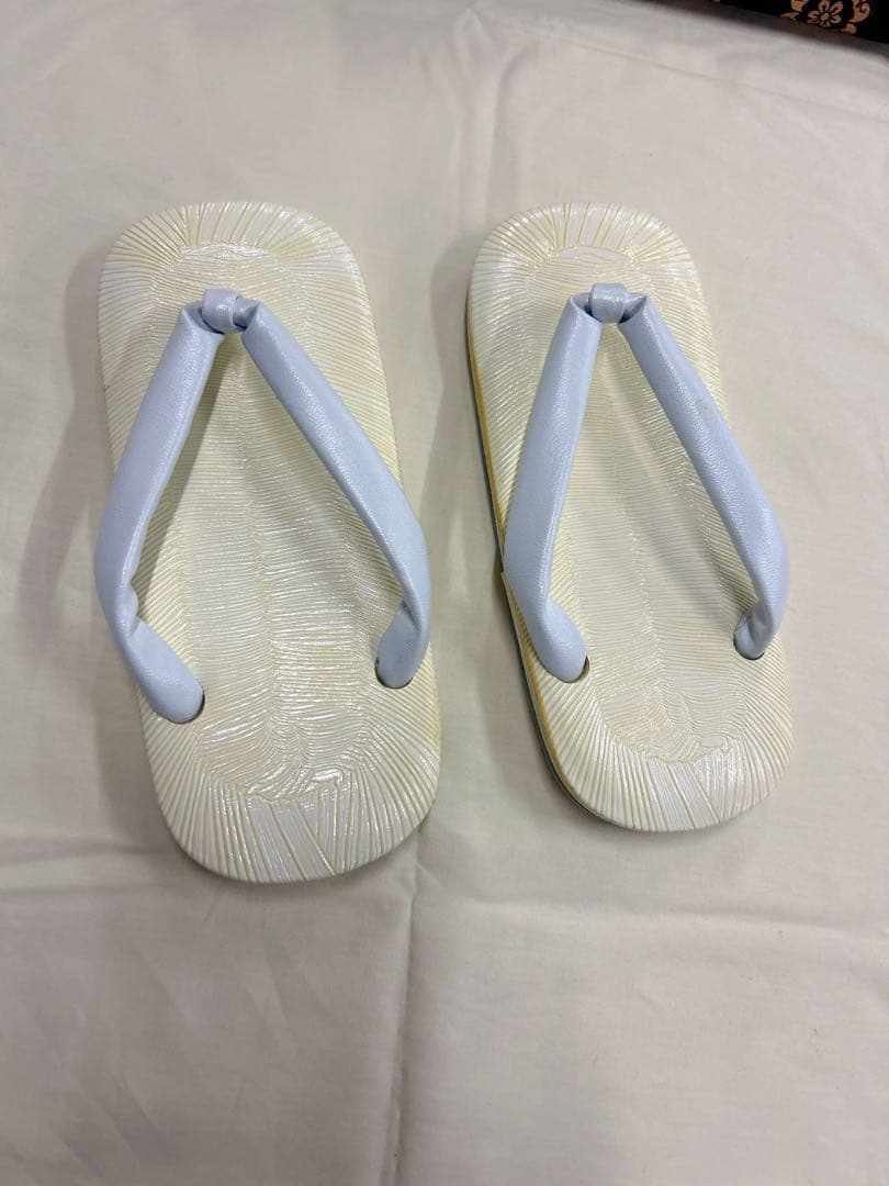 七五三 7歳男の子用7点セット。黒地に花柄の袴と草履、19.5cm