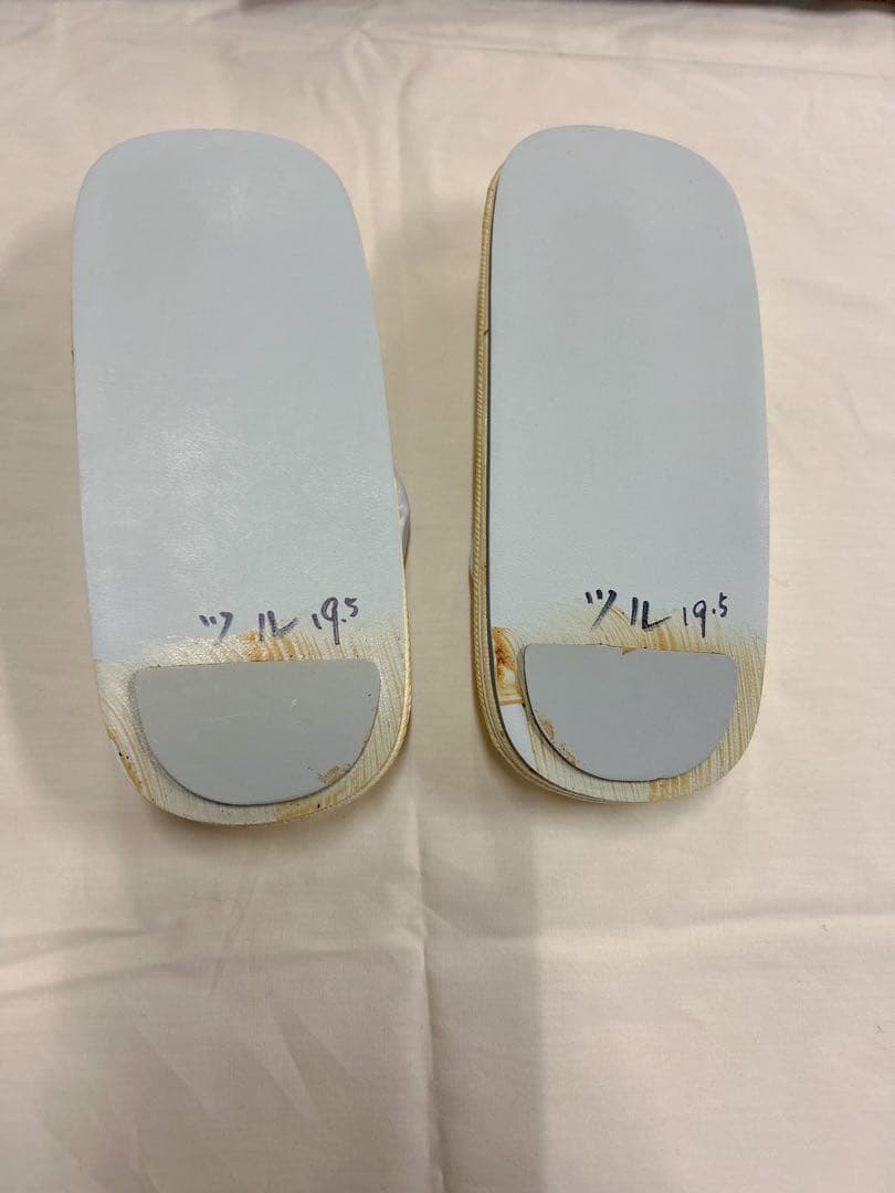 七五三 7歳男の子用7点セット。黒地に花柄の袴と草履、19.5cm