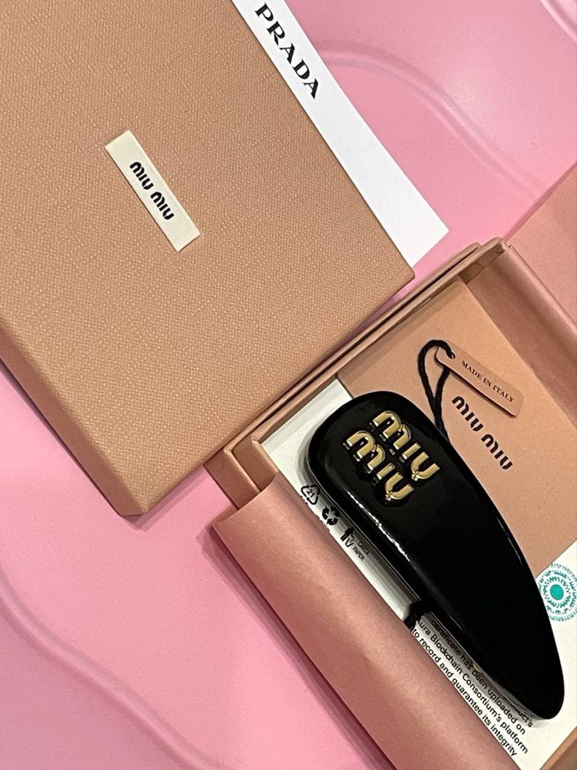 正規品　MIUMIU バレッタ　ヘアアクセ　黒